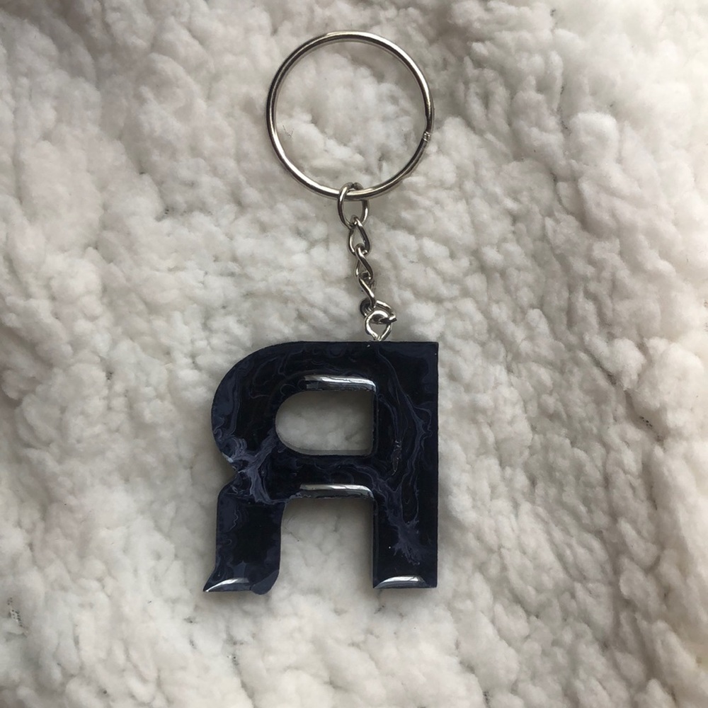 Letter R keychain - Picture 2 of 2